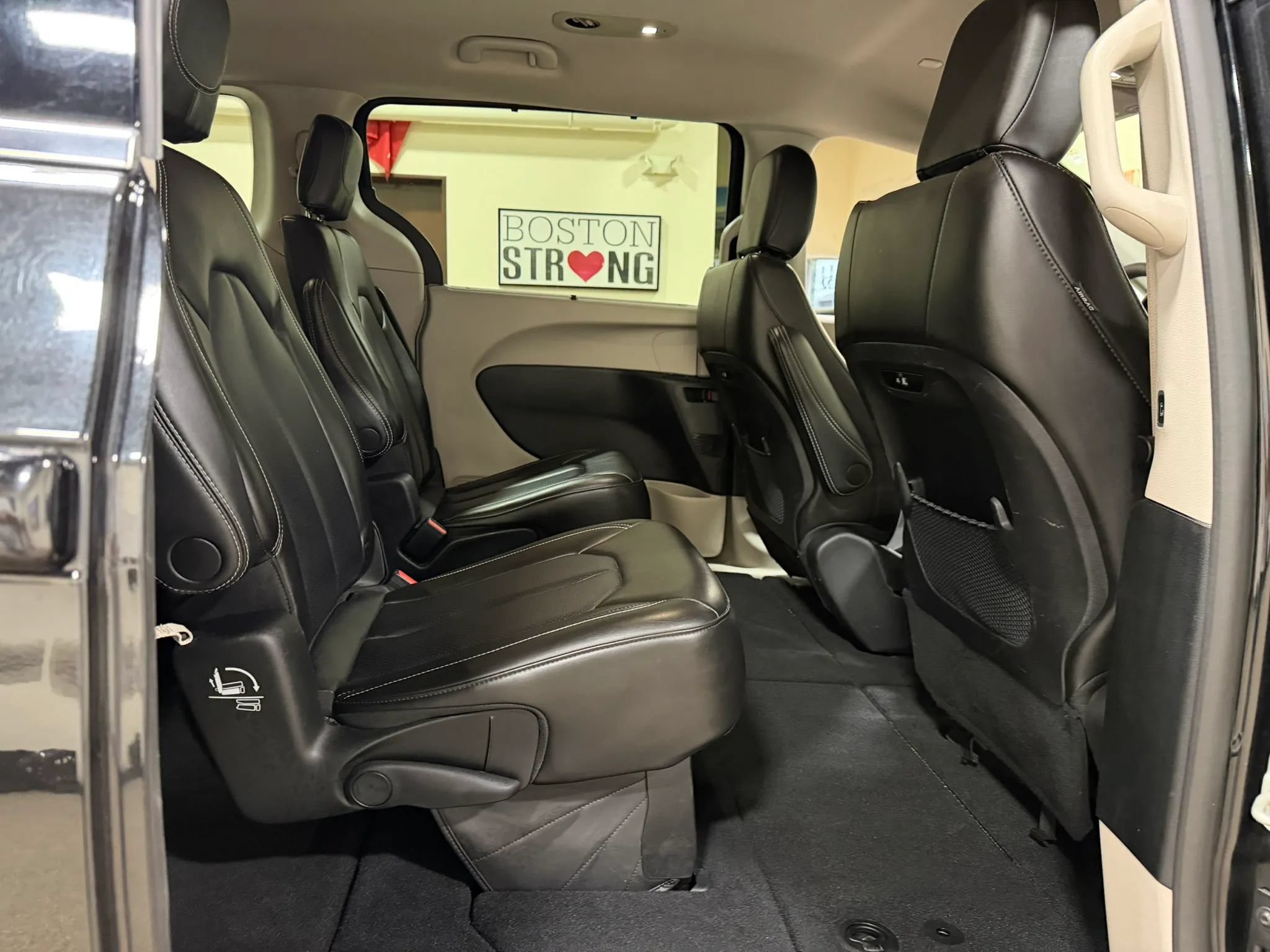 Used 2023 Chrysler Pacifica Touring-L FWD image 33