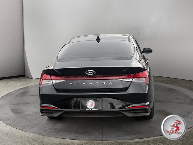 Used 2022 Hyundai Elantra SEL w/ Convenience Package FWD image 6