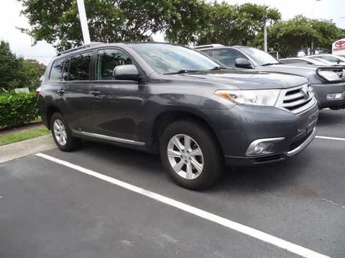 Used 2012 Toyota Highlander 4WD w/ Tech Pkg image 4