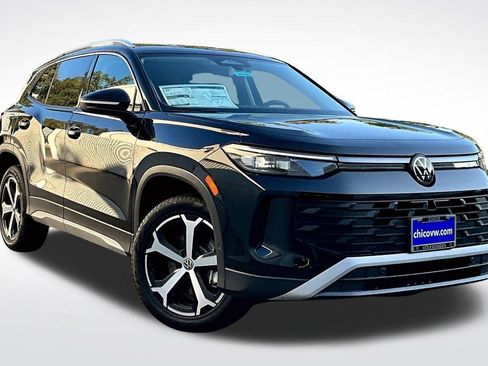 New 2025 Volkswagen Tiguan SE image 12