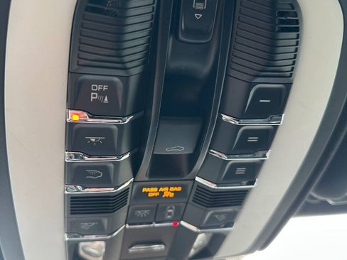 Used 2017 Porsche Cayenne Platinum Edition AWD/4WD image 28
