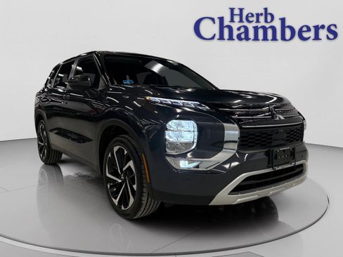 Used 2024 Mitsubishi Outlander SE image 1