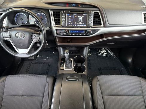 Used 2019 Toyota Highlander Plus w/ Carpet Mat Package (TMS) FWD image 3
