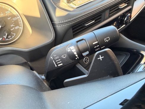 Used 2023 Nissan Rogue SV w/ SV Premium B Package image 14