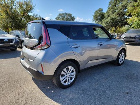 Used 2023 Kia Soul LX FWD image 5