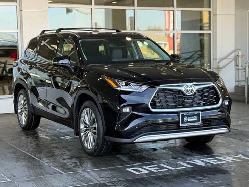 New 2026 Toyota Highlander Platinum image 6