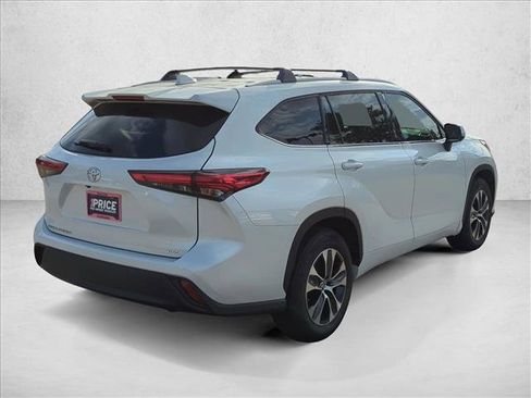 Used 2022 Toyota Highlander XLE FWD image 7