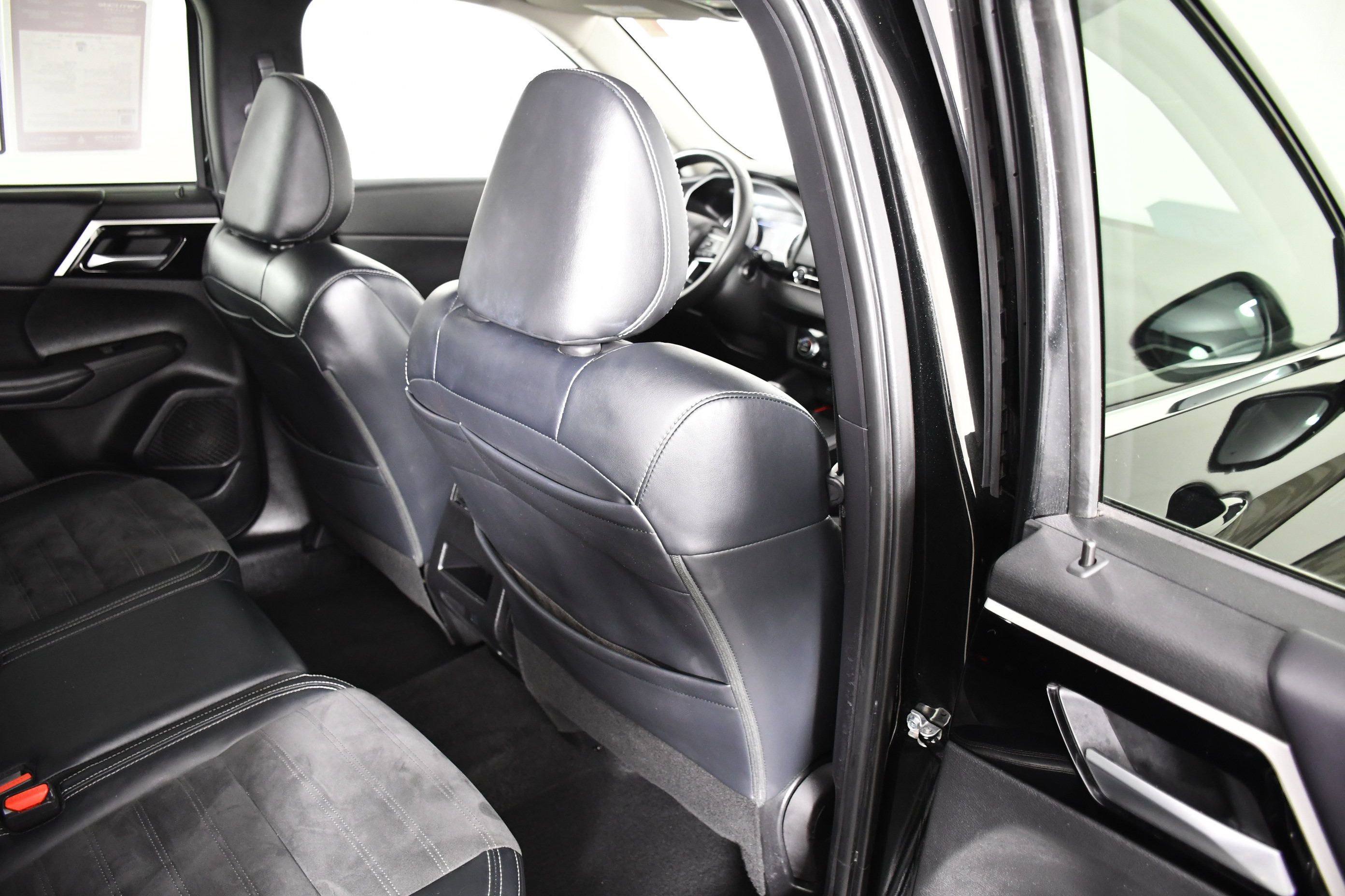 Used 2023 Mitsubishi Outlander SE AWD/4WD image 44
