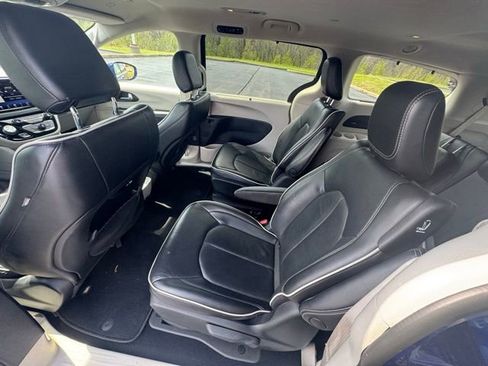 Used 2021 Chrysler Pacifica Limited image 16