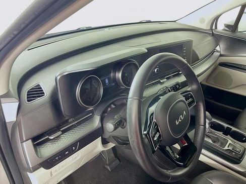 Used 2023 Kia Carnival LX FWD image 10