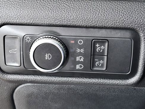 Used 2022 Ford Explorer XLT w/ Equipment Group 202A AWD/4WD image 31