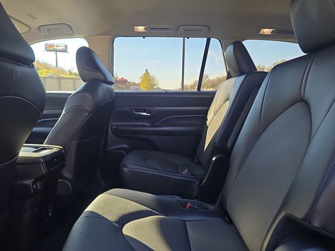 Used 2024 Toyota Grand Highlander XLE image 25