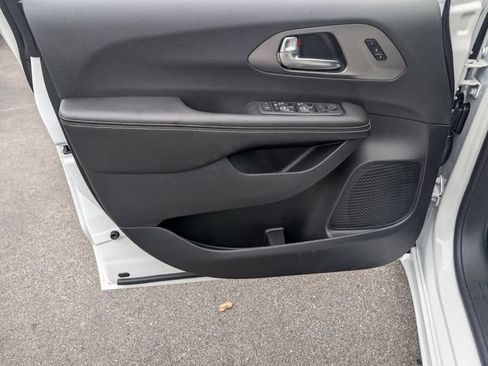 New 2027 Chrysler Pacifica Select FWD image 9