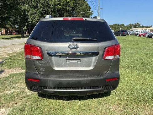 Used 2012 Kia Sorento LX w/ Convenience Pkg FWD image 4