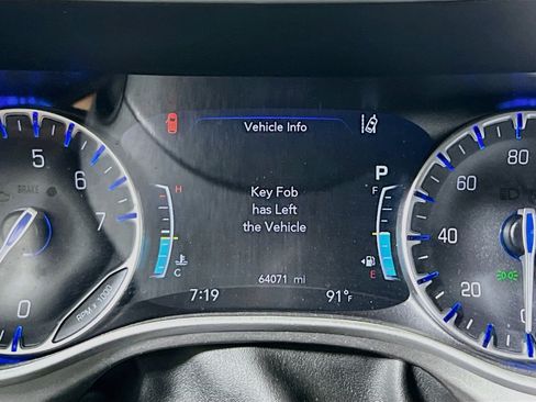 Used 2023 Chrysler Pacifica Touring-L FWD image 22