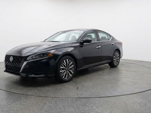 Used 2025 Nissan Altima 2.5 SV image 3