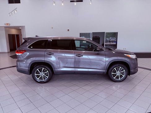 Used 2019 Toyota Highlander XLE FWD image 14