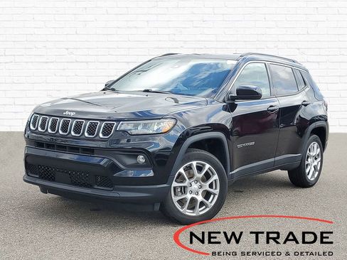 Used 2023 Jeep Compass Latitude image 1