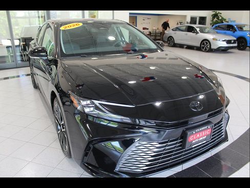 Used 2026 Toyota Camry XLE FWD image 3