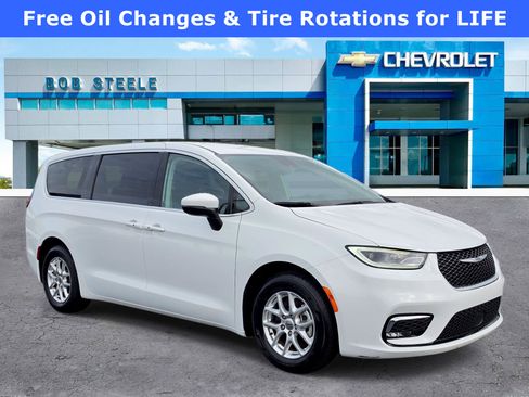 Used 2023 Chrysler Pacifica Touring-L FWD image 1