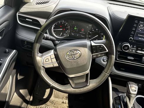 Used 2022 Toyota Highlander XLE AWD/4WD image 14