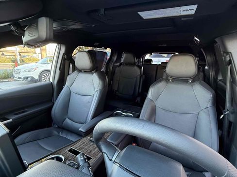 Used 2025 Toyota Sienna Platinum image 31