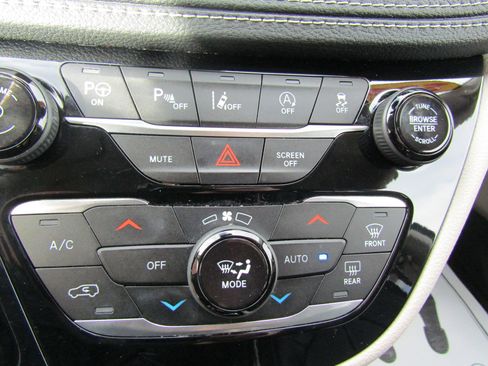 Used 2023 Chrysler Pacifica Limited image 32