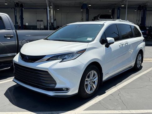 Used 2021 Toyota Sienna Limited w/ Protection Package (TMS) FWD image 2