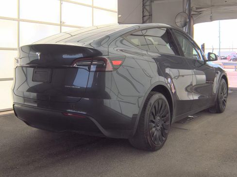 Used 2024 Tesla Model Y Long Range AWD/4WD image 3