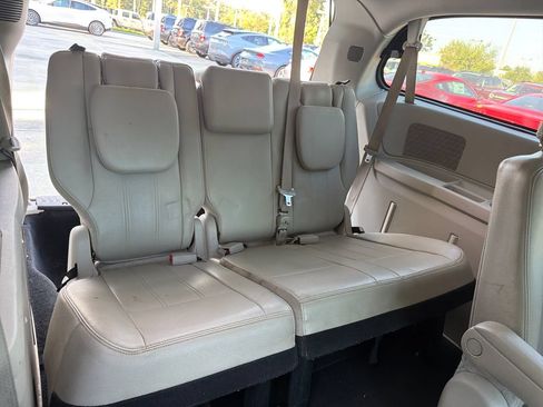 Used 2016 Chrysler Town & Country Touring FWD image 31