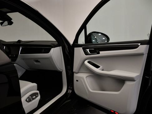 Certified 2026 Porsche Macan Turbo AWD/4WD image 49