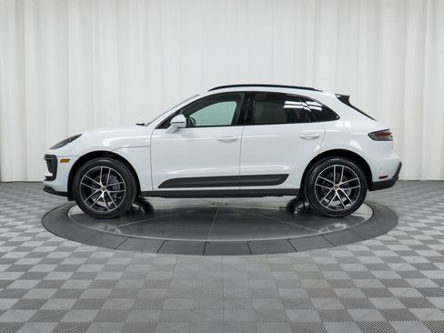 Certified 2023 Porsche Macan image 2