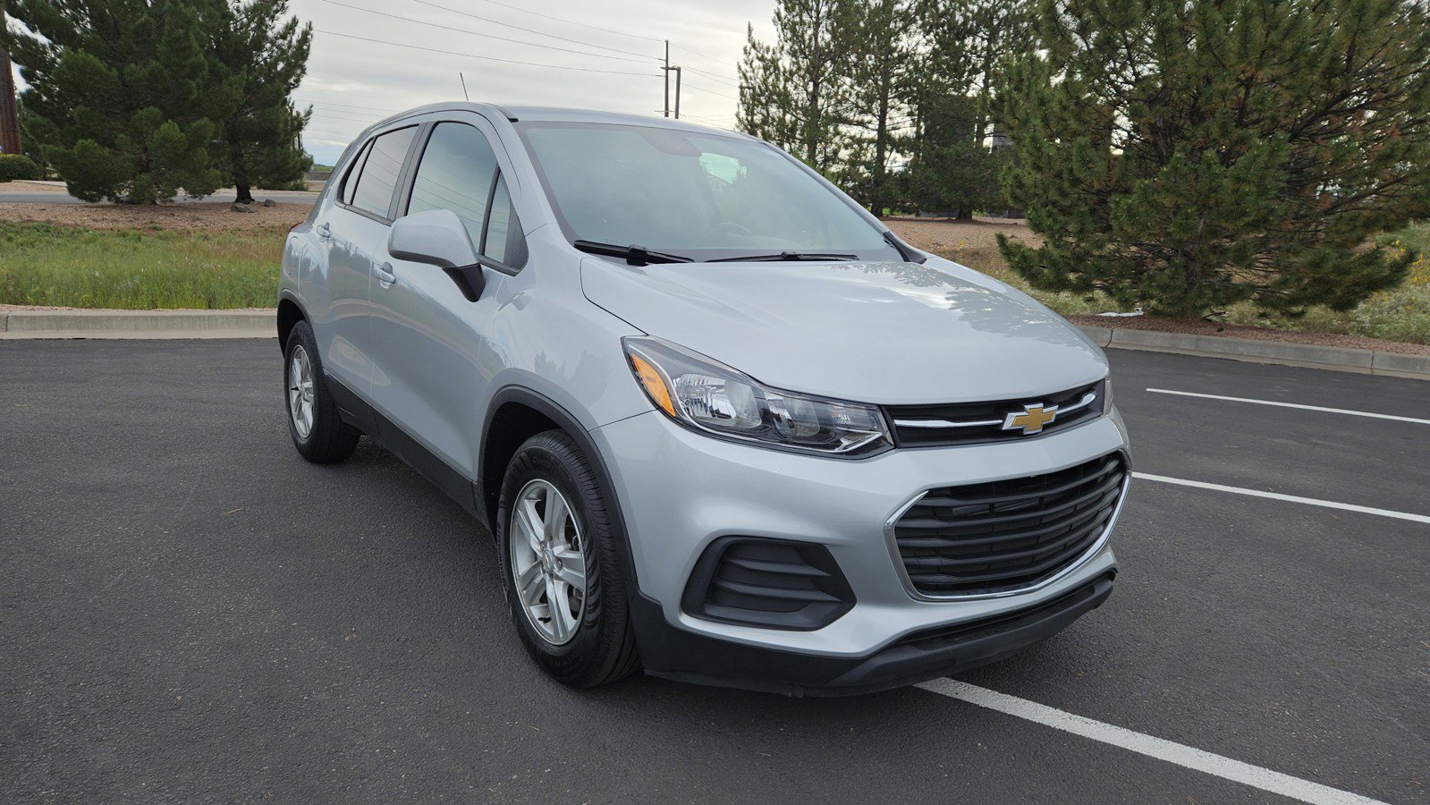 Used 2022 Chevrolet Trax LS w/ Tint and Cruise Package FWD image 4