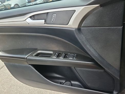 Used 2020 Ford Fusion SE FWD image 9
