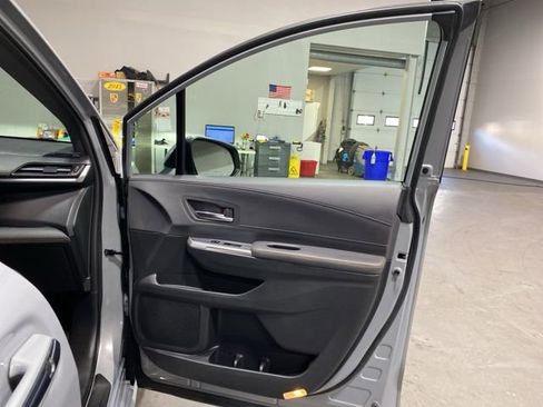 Used 2022 Toyota Sienna XLE Woodland Edition image 30