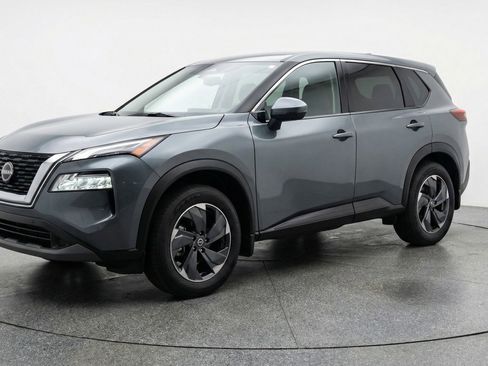 Used 2025 Nissan Rogue SV image 3