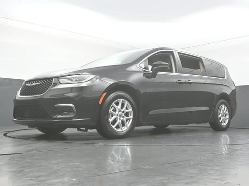 Used 2023 Chrysler Pacifica Touring-L FWD image 52