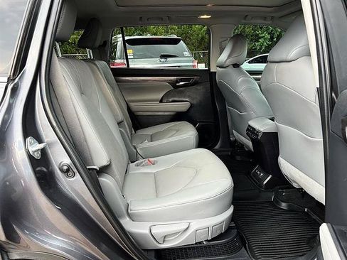 Used 2021 Toyota Highlander Platinum FWD image 40