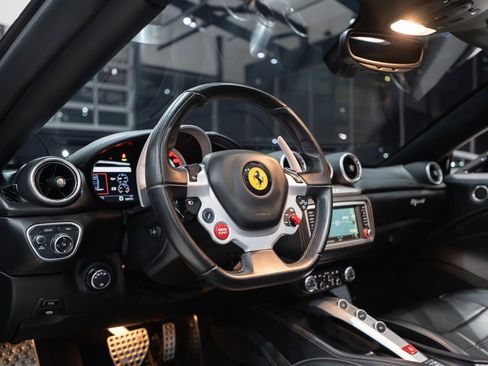 Used 2015 Ferrari California T image 13
