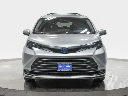 Used 2025 Toyota Sienna XLE w/ XLE Plus Package AWD/4WD image 10