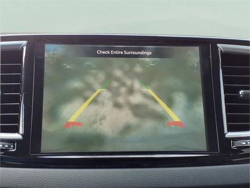 Used 2024 Chrysler Pacifica Touring-L image 18