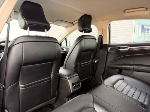 Used 2018 Ford Fusion SE w/ Equipment Group 602A FWD image 16