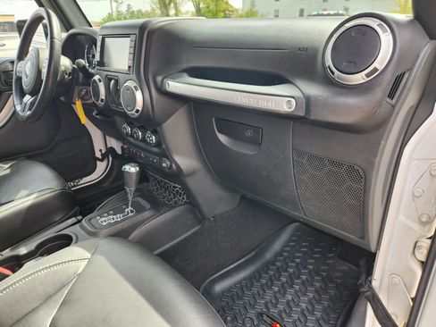 Used 2015 Jeep Wrangler Sahara w/ Dual Top Group AWD/4WD image 37