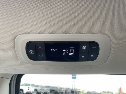 Used 2024 Chrysler Pacifica Touring-L FWD image 18