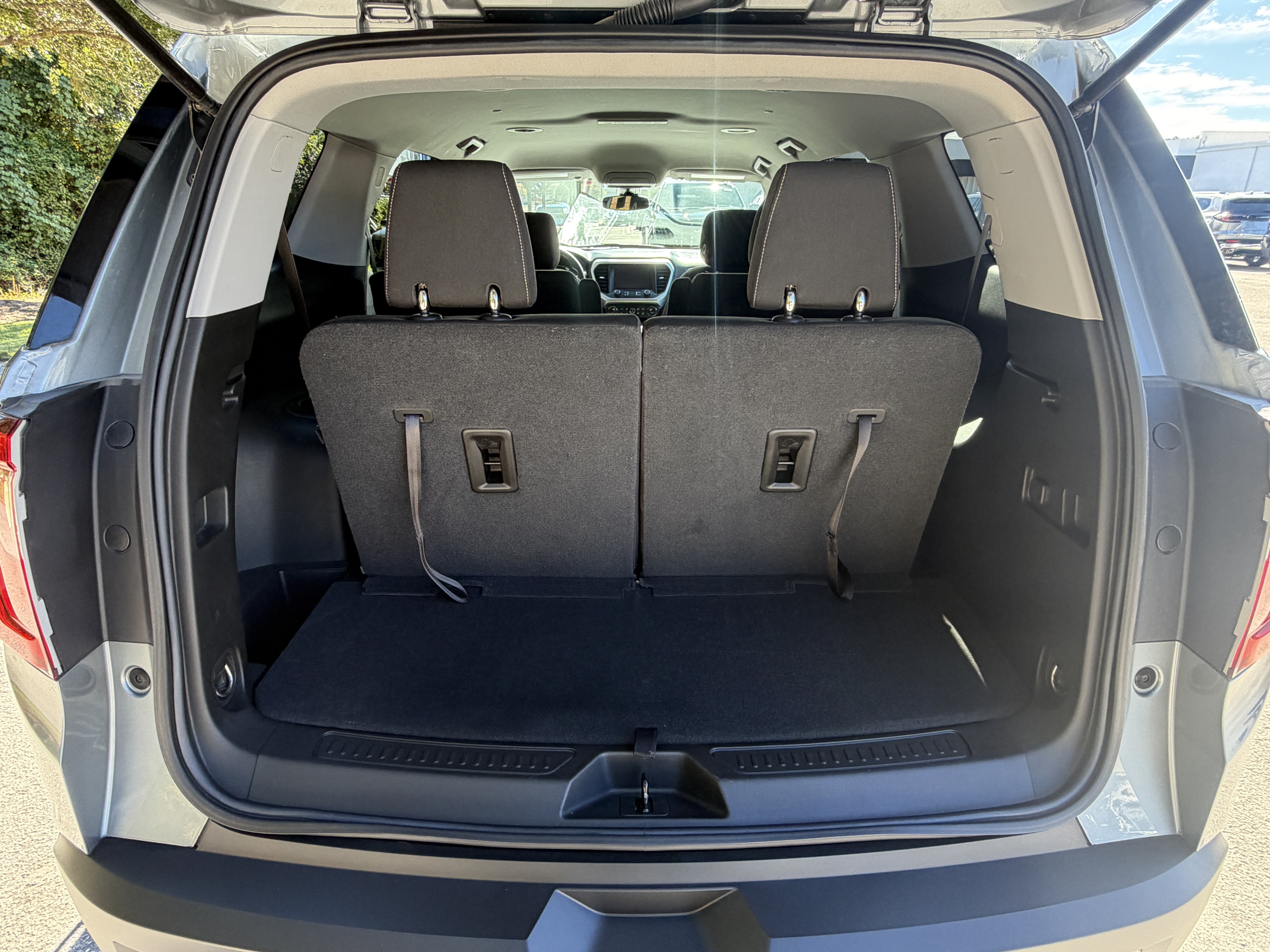 Used 2023 GMC Acadia SLE FWD image 4