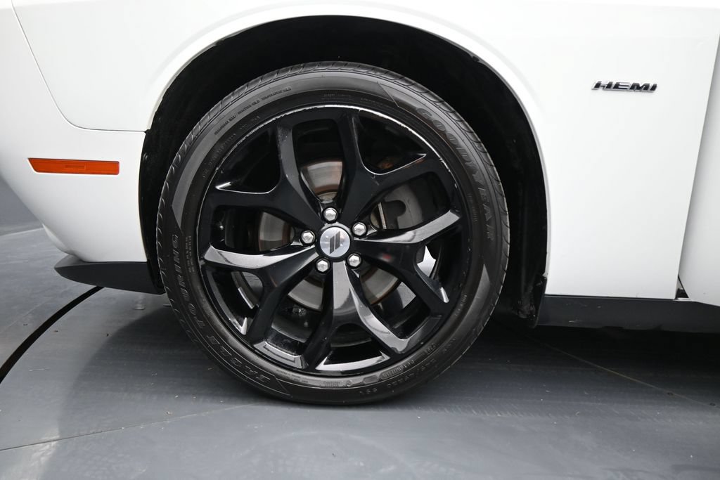 Used 2018 Dodge Challenger R/T RWD image 28
