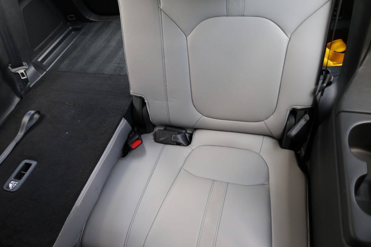 Used 2025 Honda Pilot Touring image 17
