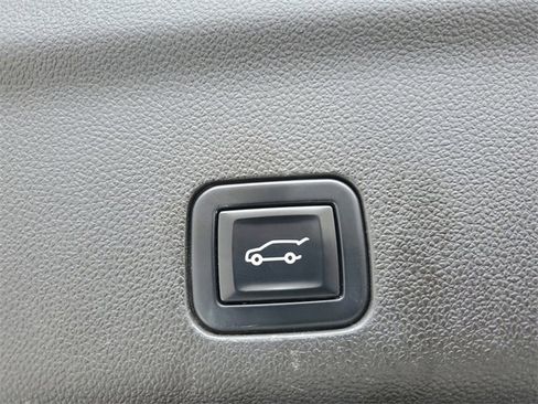 Used 2021 GMC Yukon XL Denali w/ Denali Premium Package image 12