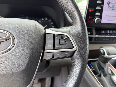 Used 2024 Toyota Sienna XLE AWD/4WD image 17