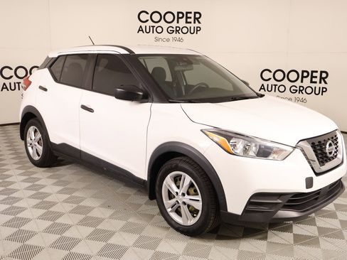 Used 2020 Nissan Kicks S image 1